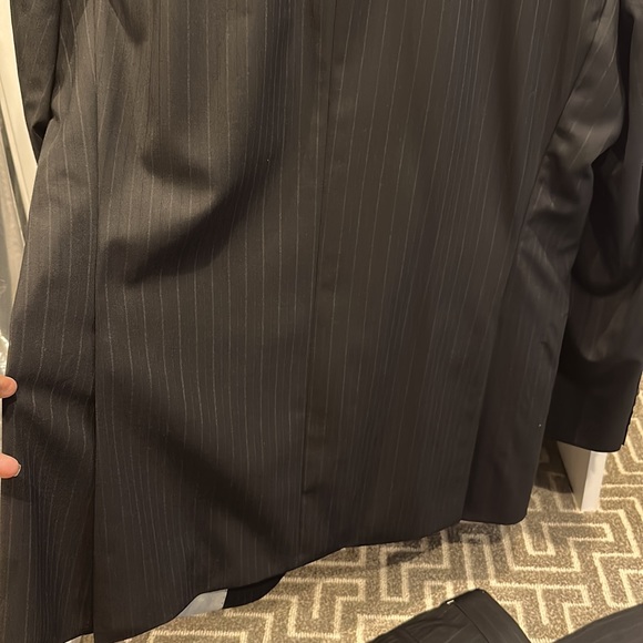 Hugo Boss Navy Blue men’s Suit in 40R. Waist 31 and inseam 30” - Picture 3 of 3